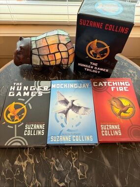 Suzanne Collins The Hunger Games Trilogy Box Set - excellent condition